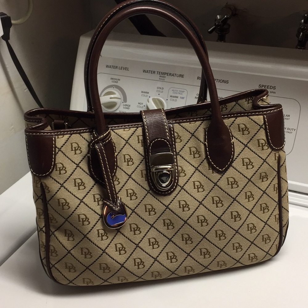 Dooney Bourke tote (be go)